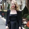 La ravissante Emma Stone sort de son hôtel parisien pour se rendre au défilé Miu Miu le 3 octobre à Paris