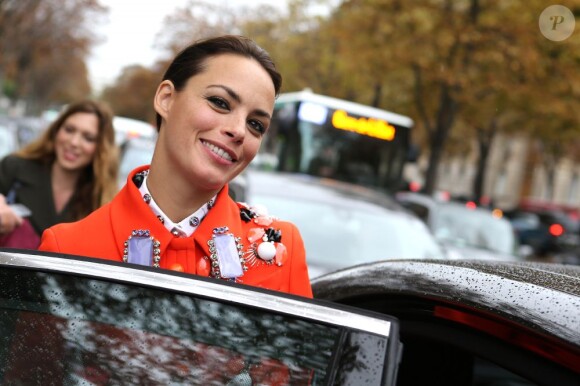 Bérénice Béjo dans un look flashy n'est pas passée incognito au défilé Miu Miu le 3 octobre 2012 à Paris