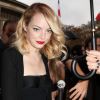 Emma Stone, beauté rétro, arrive au défilé Miu Miu à Paris le 3 octobre 2012