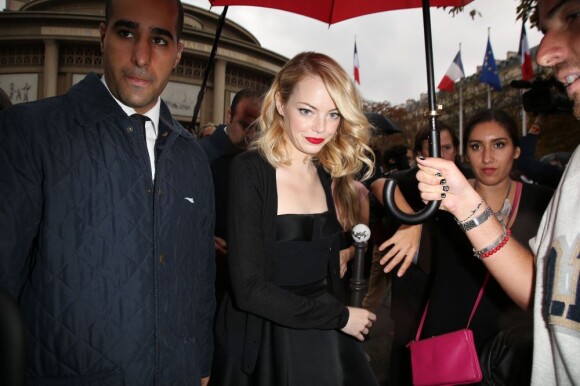 Emma Stone, beauté rétro, arrive au défilé Miu Miu à Paris le 3 octobre 2012