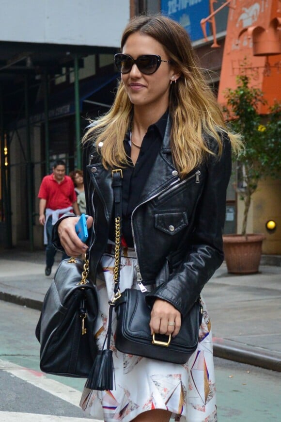 Jessica Alba lookée dans les rues de New York le 3 octobre 2012