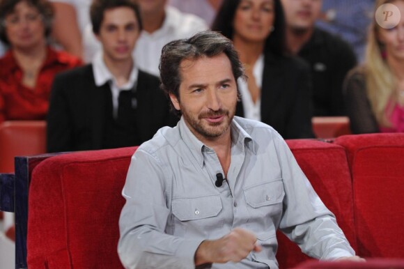 Edouard Baer sur le tournage de l'émission Vivement Dimanche spéciale Astérix et Obélix que diffusera France 2, dimanche 7 octobre 2012.