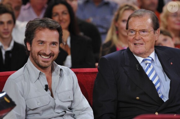 Edouard Baer et Roger Moore sur le tournage de l'émission Vivement Dimanche spéciale Astérix et Obélix que diffusera France 2, dimanche 7 octobre 2012.