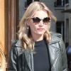 Kate Moss, en perfecto robe et souliers noirs, quitte les bureaux d'un ami et se rend à l'hôtel George-V. Paris, le 1er Octobre 2012.