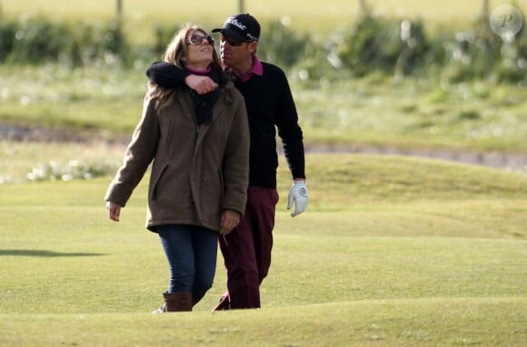 L'actrice et créatrice Elizabeth Hurley avec son fiancé Shane Warne durant un tournoi de golf à Carnoustie, le 5 octobre 2012.