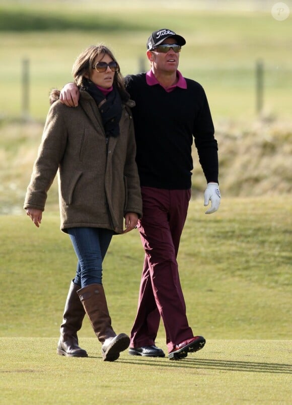 Elizabeth Hurley avec son fiancé Shane Warne lors d'un tournoi de golf à Carnoustie, le 5 octobre 2012.