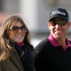 Elizabeth Hurley et Shane Warne durant un tournoi de golf à Carnoustie le 5 octobre 2012.
