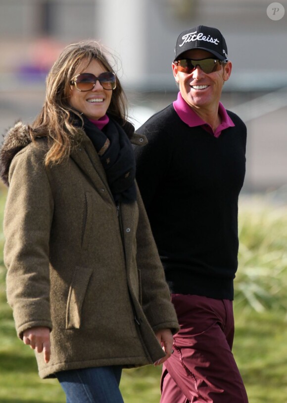 Elizabeth Hurley et Shane Warne durant un tournoi de golf à Carnoustie le 5 octobre 2012.