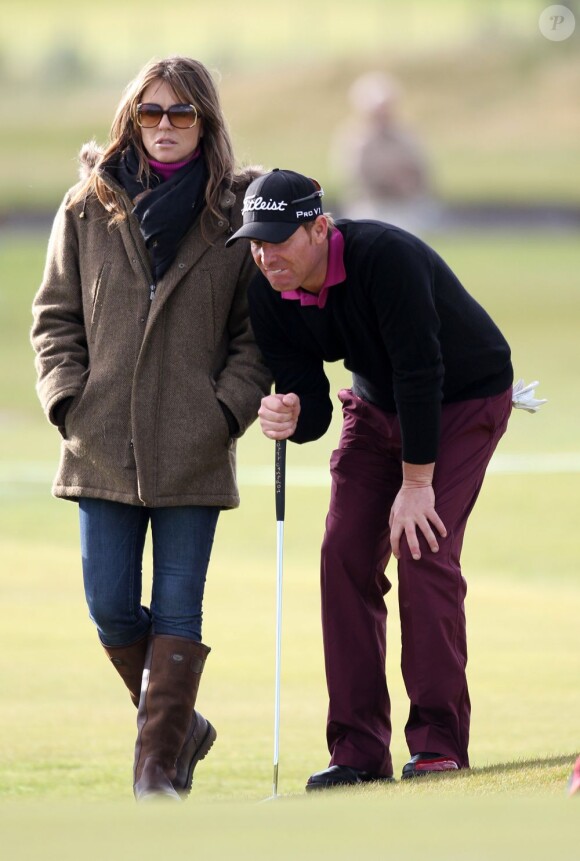 Elizabeth Hurley avec son fiancé Shane Warne durant un tournoi de golf à Carnoustie, le 5 octobre 2012.