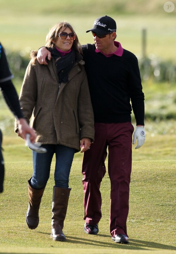 Elizabeth Hurley avec son fiancé Shane Warne à Carnoustie, le 5 octobre 2012.