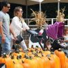 Jessica Alba se rend à la célèbre ferme aux citrouilles 'Mr. Bones Pumpkin Patch' avec son mari Cash Warren et leurs filles Honor et Haven à West Hollywood, le 6 Octobre 2012.