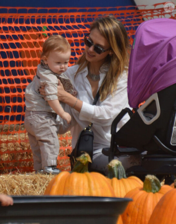 La belle Jessica Alba se rend à la célèbre ferme aux citrouilles 'Mr. Bones Pumpkin Patch' avec son mari Cash Warren et leurs filles Honor et Haven à West Hollywood, le 6 Octobre 2012.
