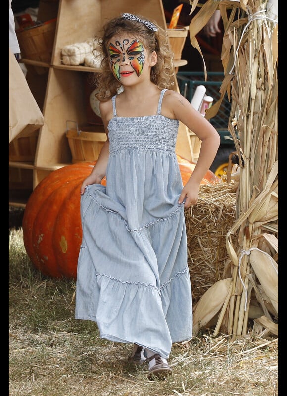 Jessica Alba se rend à la célèbre ferme aux citrouilles 'Mr. Bones Pumpkin Patch' avec son mari Cash Warren et leurs filles Honor et Haven à West Hollywood, le 6 Octobre 2012. Honor s'est maquillée
