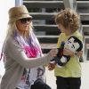 Christina Aguilera se promène dans les rues de Los Angeles avec son petit ami Matthew Rutler, et son fils Max Liron, le samedi 6 octobre 2012.