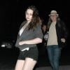 Kristen Stewart, avec un mini-short, et son père John arrivent au concert de Florence and the Machine à Hollywood le 7 octobre 2012