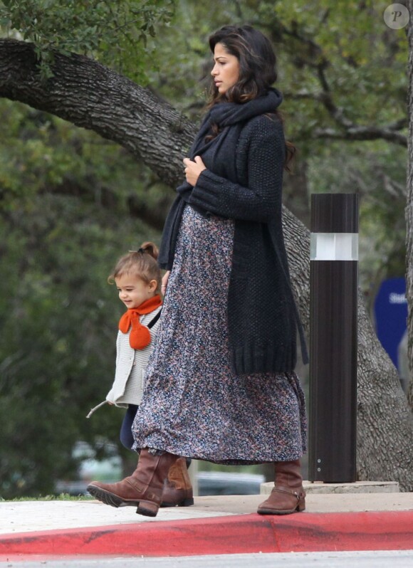 Camila Alves et sa fille Vida quittent une église à Austin le 7 octobre 2012.