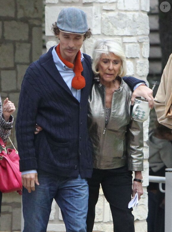 Matthew McConaughey en famille avec sa femme Camila Alves, enceinte de leur troisième enfant, ses enfants, Levi et Vida, et leurs grands-mères, Fatima Alves et Kay McConaughey, à Austin le 7 octobre 2012.