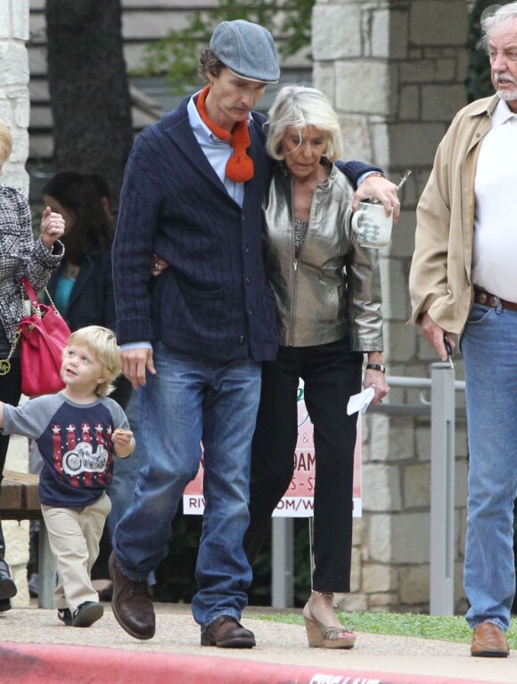 Matthew McConaughey en famille avec sa femme Camila Alves et ses enfants, Levi et Vida, et leurs grands-mères, Fatima Alves et Kay McConaughey, à Austin le 7 octobre 2012.