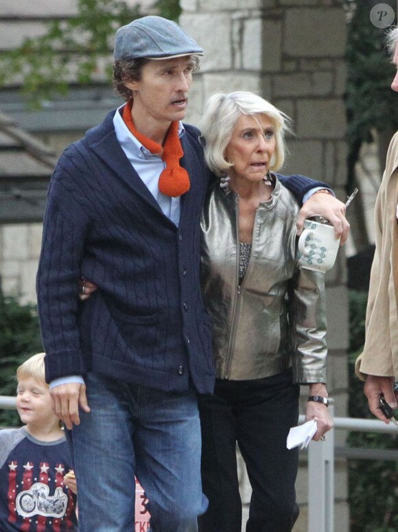 Matthew McConaughey en famille quitte une église à Austin le 7 octobre 2012.