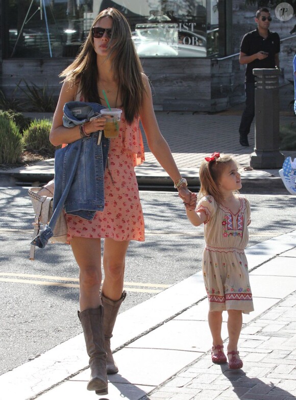 Alessandra Ambrosio et sa fille Anja à Malibu, le 7 octobre 2012.