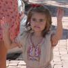 Anja, quatre ans, accompagne sa mère pour une après-midi shopping et détente à Malibu, le 7 octobre 2012.