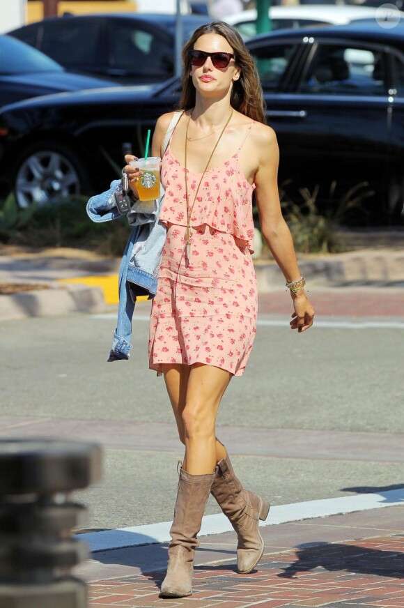 Alessandra Ambrosio à Malibu, le 7 octobre 2012.