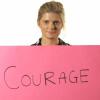Estée Lauder célèbre vingt ans de lutte contre le cancer du sein et adresse un message de soutien à tous ceux touchés de près ou de loin par la maladie.
