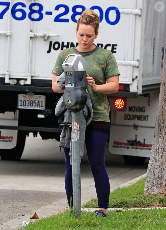 Après avoir garé sa voiture, Hilary Duff se rend à son cours de gym à Los Angeles le 8 octobre 2012.
