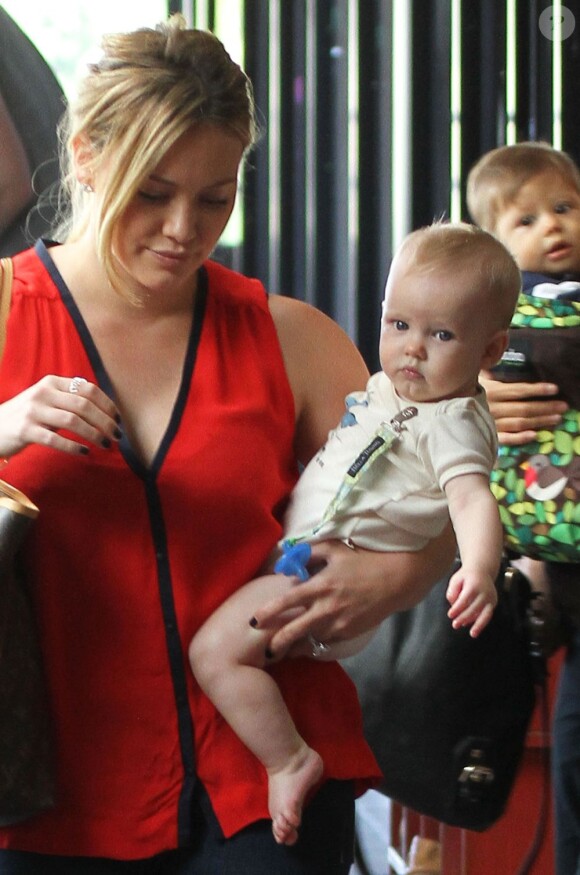 Hilary Duff emmène son fils Luca à la crèche le 2 octobre 2012.