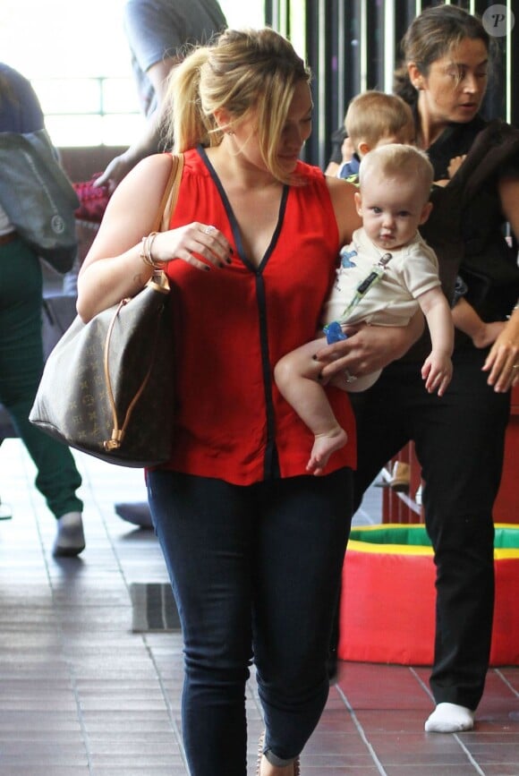 Hilary Duff, maman comblée, emmène son fils Luca à la crèche à Sherman Oaks le 2 octobre 2012.