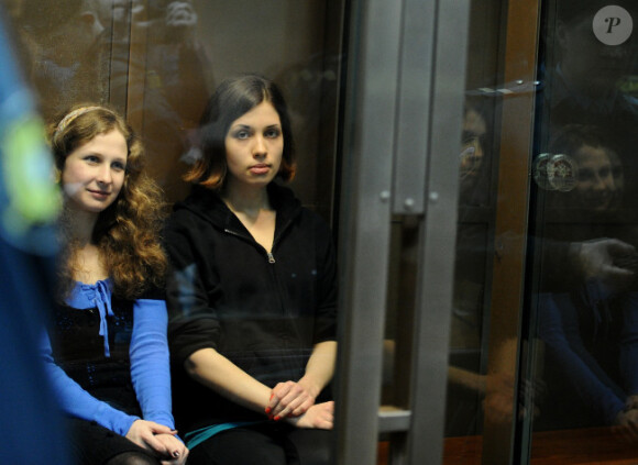 Maria et Nadedja, du groupe Pussy Riot, condamnées à deux ans de camp, le 10 octobre 2012 à Moscou.