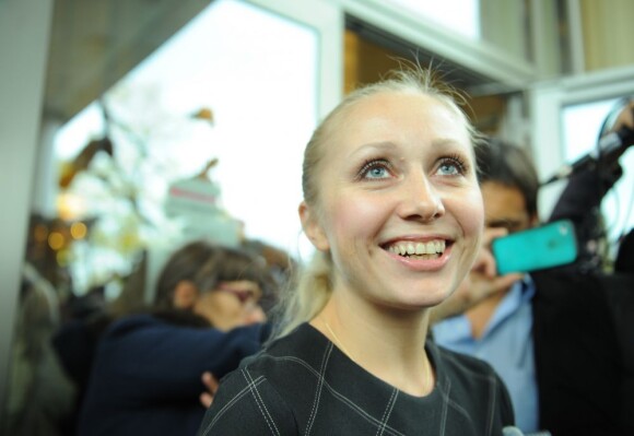 Irina Khrunova radieuse : l'avocate voit sa cliente Yekaterina Samutsevich, membre des Pussy Riot, libérée. Le 10 octobre 2012, la justice de Moscou a révisé sa condamnation à deux ans de camp en sursis. Ses deux partenaires restent quant à elles en détention.