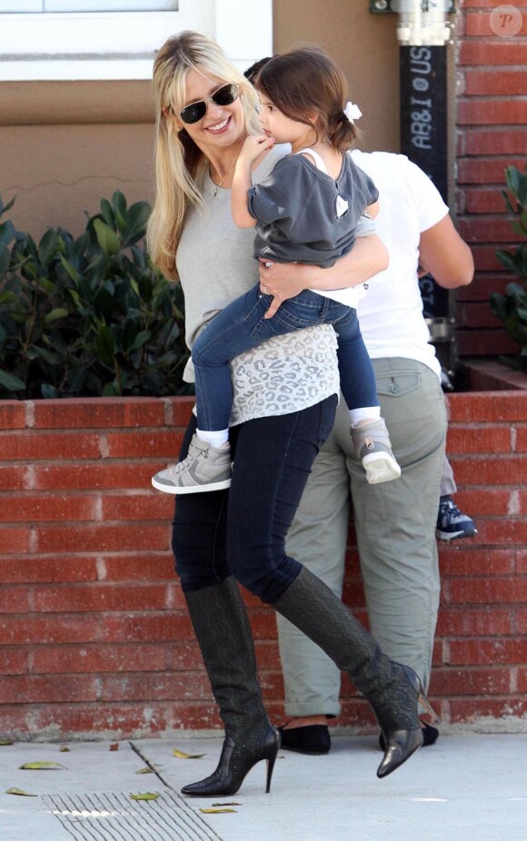 Exclusif - Sarah Michelle Gellar, en allant récupérer sa fille Charlotte à la sortie de l'école, effectue sa première apparition après la mise au monde de son petit garçon. Santa Monica, le 9 octobre 2012.