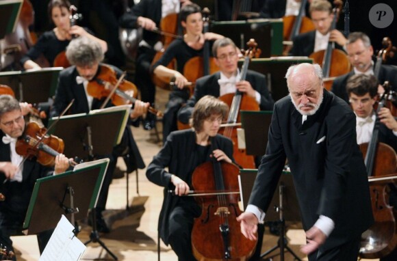 Kurt Masur, 85 ans, dirige l'Orchestre du Gewandhaus de Leipzig, le 16 juin 2007.