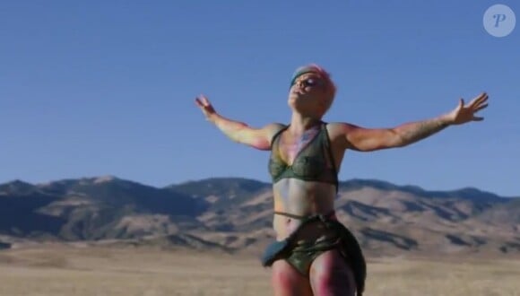 Image extraite du clip Try de Pink, dévoilé le 10 octobre 2012.