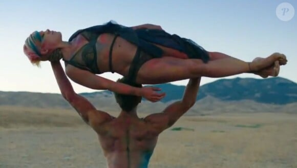 Image extraite du clip Try de Pink avec le danseur Colt Prattes, dévoilé le 10 octobre 2012.