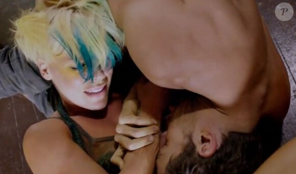 Image extraite du clip Try de Pink, dévoilé le 10 octobre 2012.