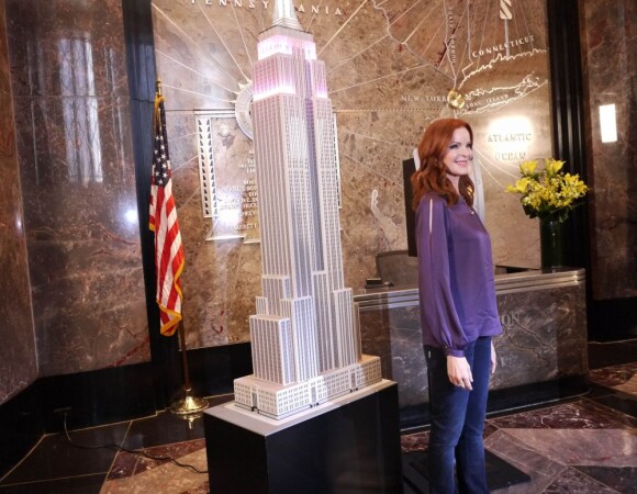 Marcia Cross pose à l'Empire State Building pour la journée internationale de la femme le 10 Octobre 2012.