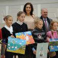 La princesse Mary le 9 octobre 2012 avec des élèves d'un cours de dessin consacré à Andersen au Musée de l'Ermitage, lors de sa visite de deux jours à Saint-Pétersbourg.