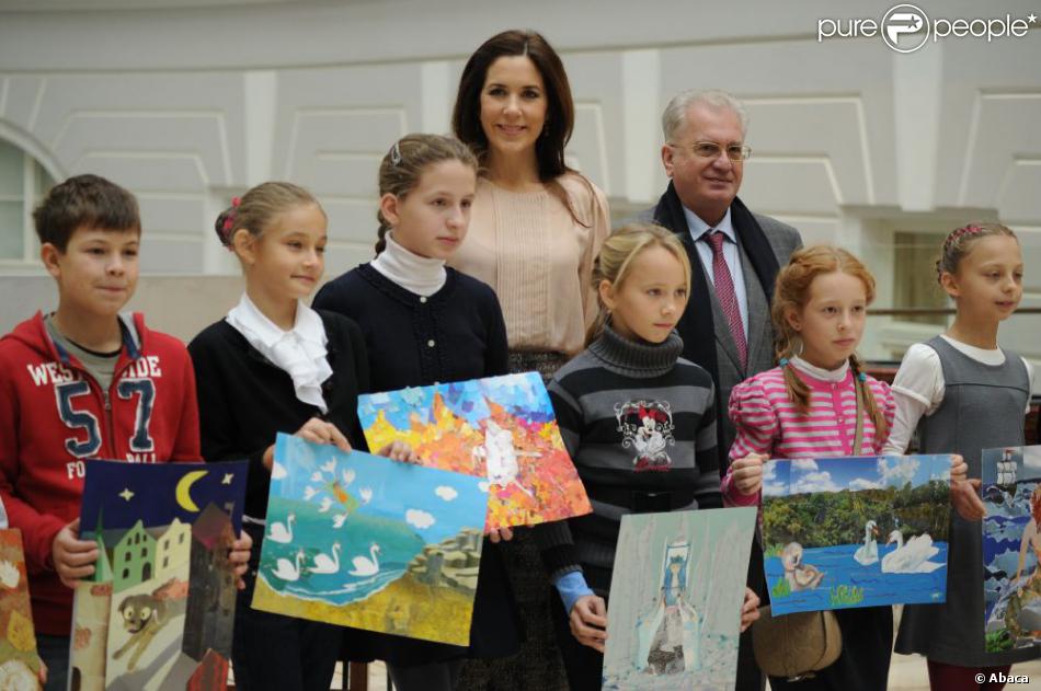 La princesse Mary le 9 octobre 2012 avec des élèves d&#039;un cours de dessin consacré à Andersen au Musée de l&#039;Ermitage, lors de sa visite de deux jours à Saint-Pétersbourg.