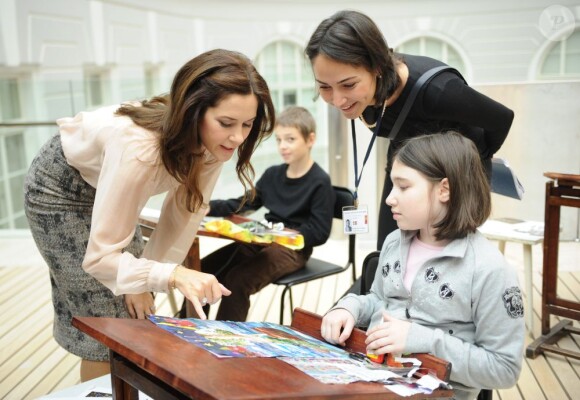 La princesse Mary de Danemark rencontrait le 9 octobre 2012 des élèves d'un cours de dessin consacré à Andersen au Musée de l'Ermitage, lors de sa visite de deux jours à Saint-Pétersbourg.