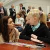La princesse Mary de Danemark rencontrait le 9 octobre 2012 des élèves d'un cours de dessin consacré à Andersen au Musée de l'Ermitage, lors de sa visite de deux jours à Saint-Pétersbourg.