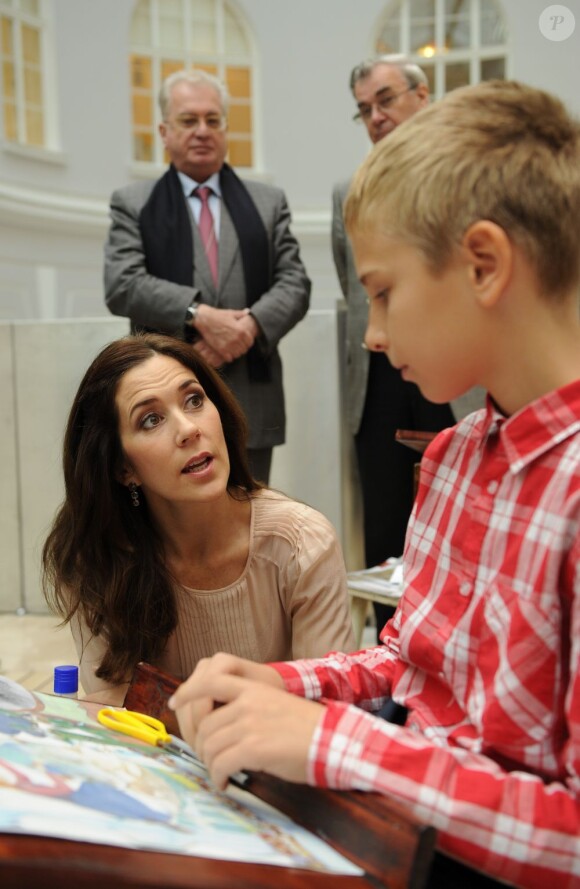 La princesse Mary de Danemark rencontrait le 9 octobre 2012 des élèves d'un cours de dessin consacré à Andersen au Musée de l'Ermitage, lors de sa visite de deux jours à Saint-Pétersbourg.
