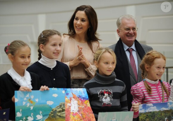 La princesse Mary de Danemark rencontrait le 9 octobre 2012 des élèves d'un cours de dessin consacré à Andersen au Musée de l'Ermitage, lors de sa visite de deux jours à Saint-Pétersbourg.