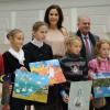 La princesse Mary de Danemark rencontrait le 9 octobre 2012 des élèves d'un cours de dessin consacré à Andersen au Musée de l'Ermitage, lors de sa visite de deux jours à Saint-Pétersbourg.