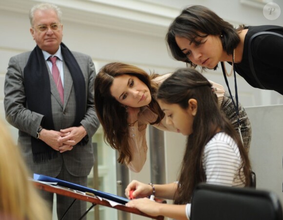 La princesse Mary de Danemark rencontrait le 9 octobre 2012 des élèves d'un cours de dessin consacré à Andersen au Musée de l'Ermitage, lors de sa visite de deux jours à Saint-Pétersbourg.