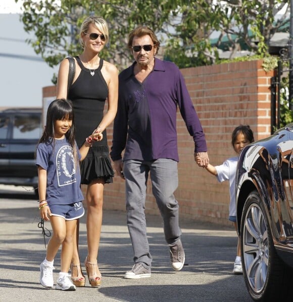 Johnny Hallyday et sa femme Laeticia vont chercher leurs filles Jade et Joy à l'école le 10 septembre 2012 à Pacific Palisades