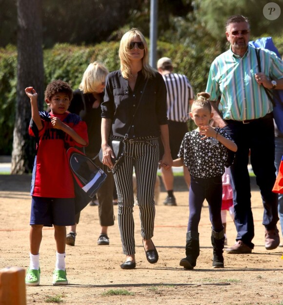 Sortie en famille pour les enfants d'Heidi Klum avec leurs garnd-parents. Brentwood, le 13 octobre 2012.