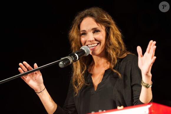 Claire Keim lors du concert de l'évènement Foot-Concert du 13 octobre 2012 à Lyon au profit de l'association Huntington Avenir