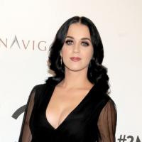 Katy Perry, poupée trop maquillée au décolleté sexy
